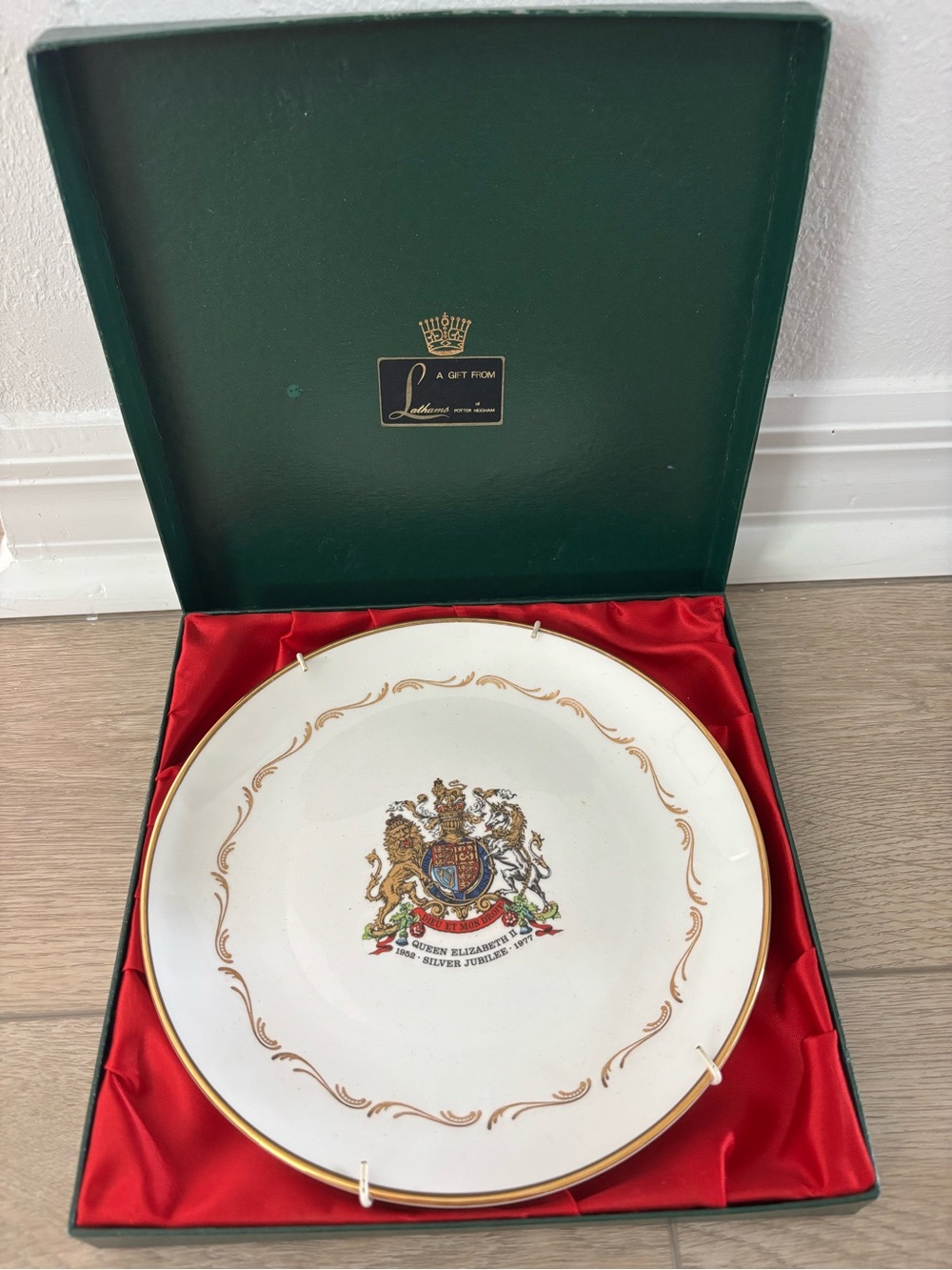 Queen Elizabeth ll Stafford White and Gold Commemorative Plate